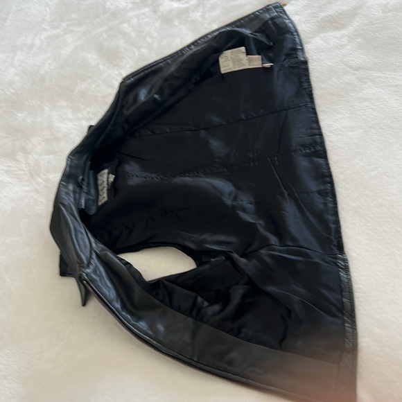 LEATHER FRONT VEST BY STUDIO SIENA BLACK LEATHER SIZE S. BACK IS MATERIAL. - Picture 8 of 16